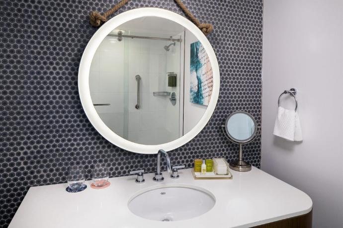 The Reach Key West Curio Collection by Hilton — Bathroom