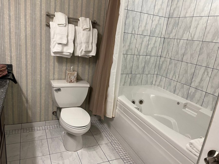 The Red Coach Inn Historic Bed and Breakfast Hotel — Bathroom