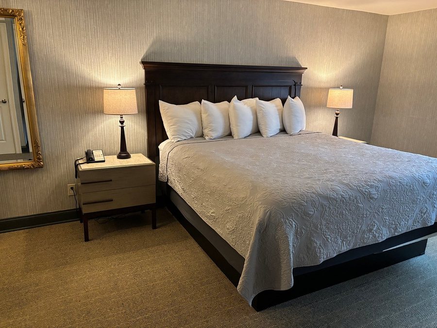 The Red Coach Inn Historic Bed and Breakfast Hotel — Guest room