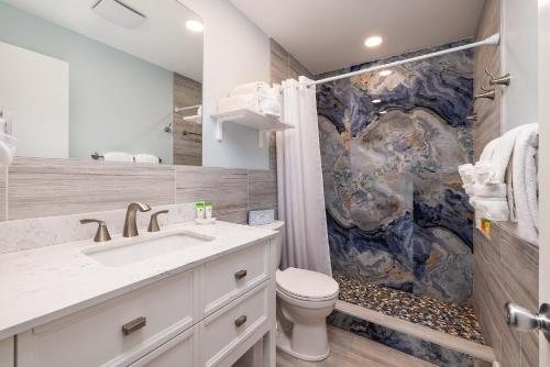 The Reefhouse Resort Marina — Bathroom