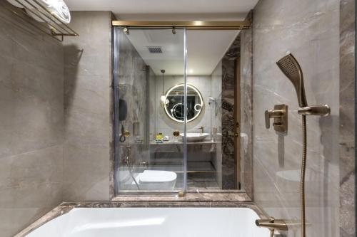 The Regale by Tunga — Bathroom