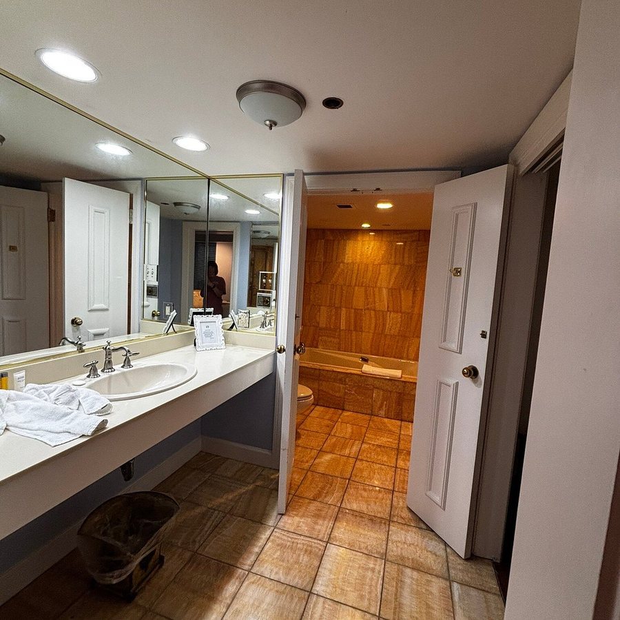 The Remington Suite Hotel Spa — Bathroom