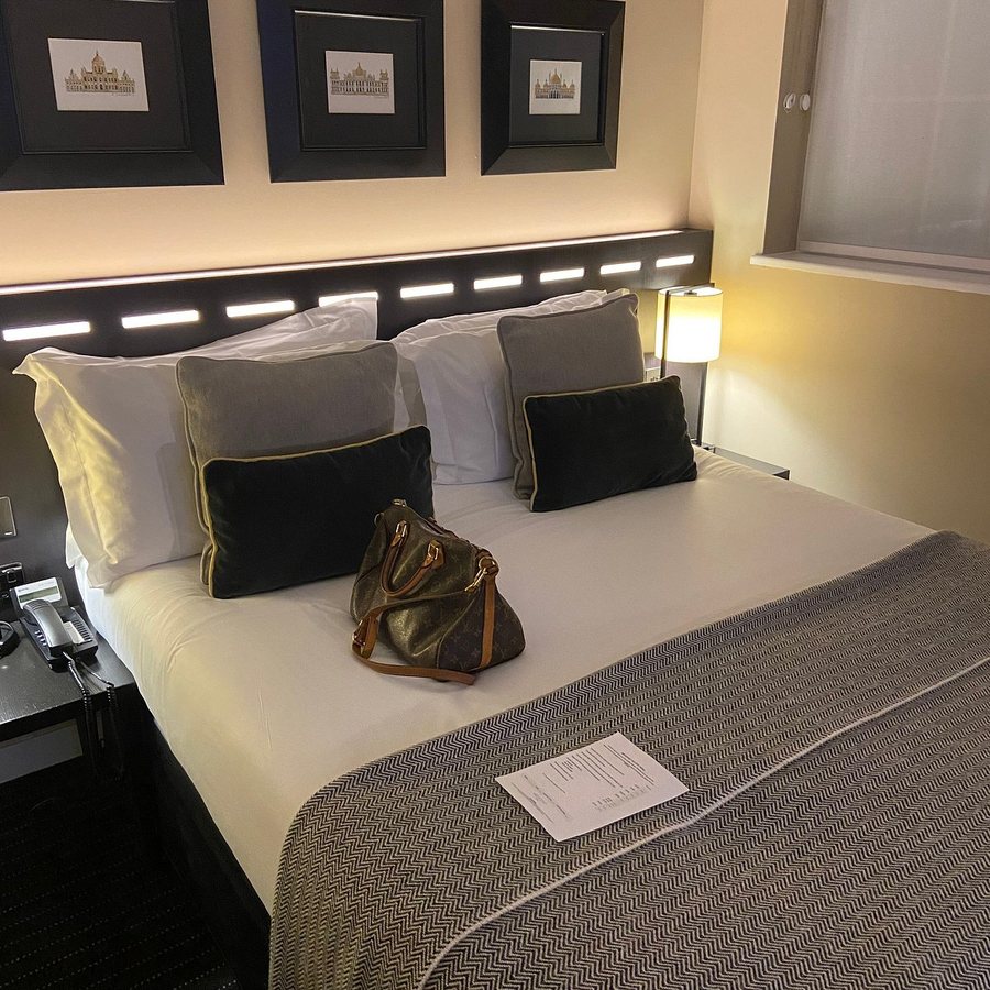The Resident Victoria — Guest room