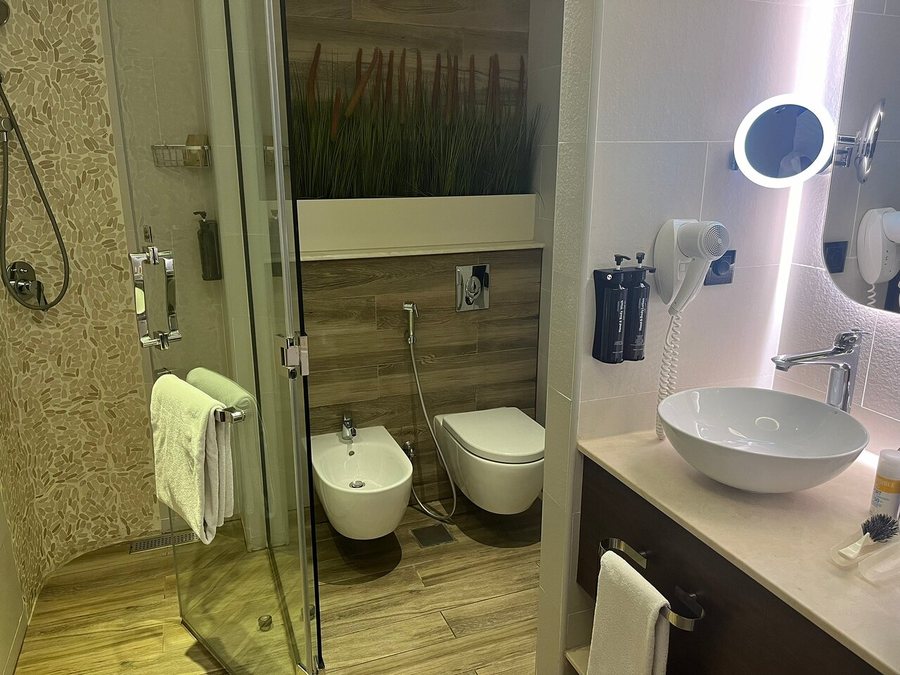 The Retreat Palm Dubai MGallery By Sofitel — Bathroom