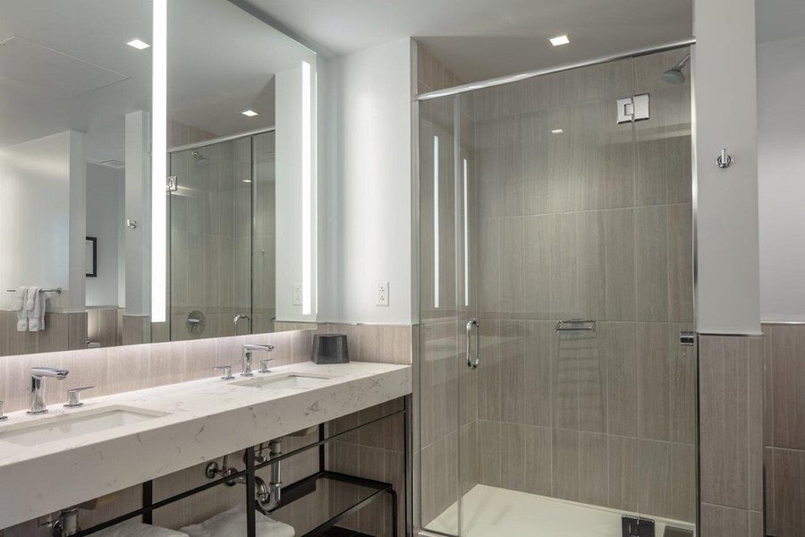 The Richardson Hotel — Bathroom