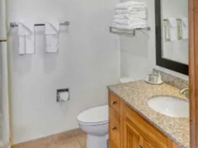 The Ridgeline Hotel At Yellowstone — Bathroom