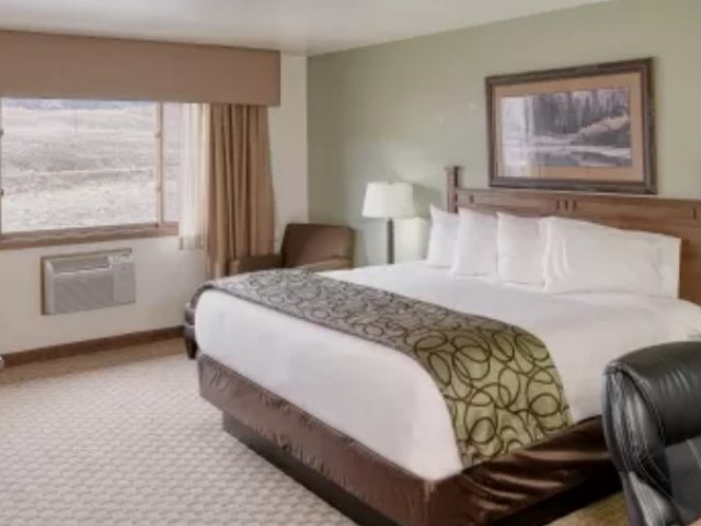 The Ridgeline Hotel At Yellowstone — Guest room