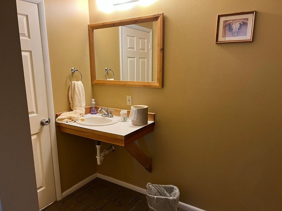 The Rim Rock Inn — Bathroom