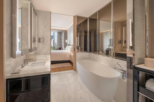 The Ritz Carlton Bangkok — Bathroom