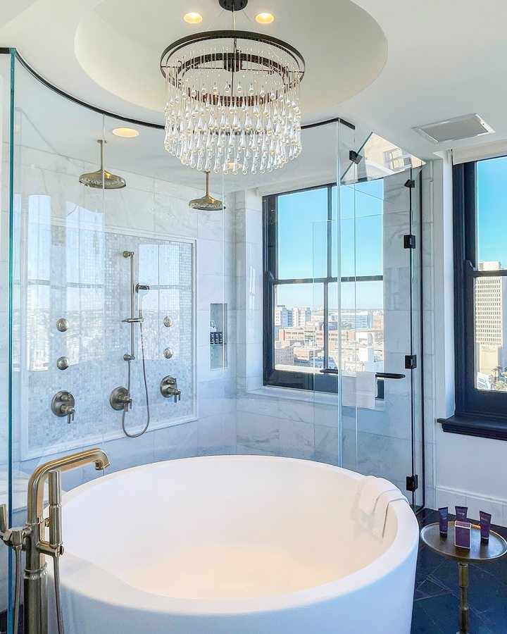 The Ritz Carlton New Orleans — Bathroom