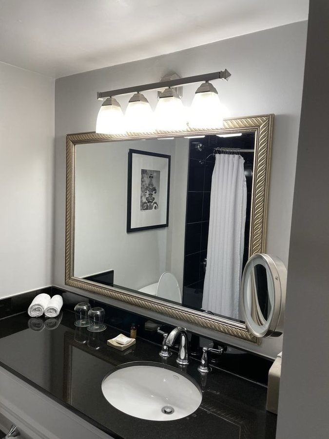 The Riverfront Hotel New Orleans — Bathroom