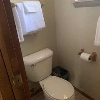 The Riverfront Motel Cabins — Bathroom