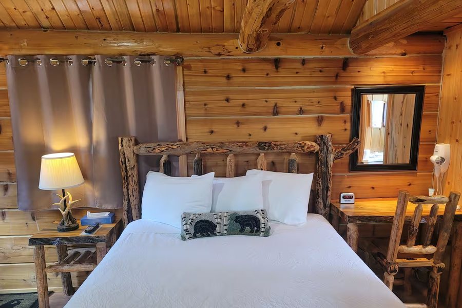 The Riverfront Motel Cabins — Guest room