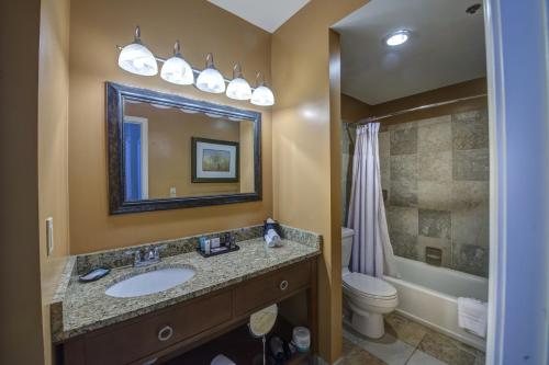The Rockville Hotel a Ramada by Wyndham — Bathroom