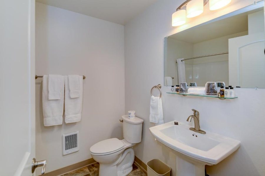 The Roosevelt Hotel Yellowstone — Bathroom