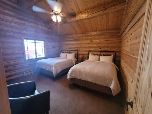 The Roosevelt Hotel Yellowstone — Guest room