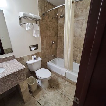 The Roswell Inn — Bathroom