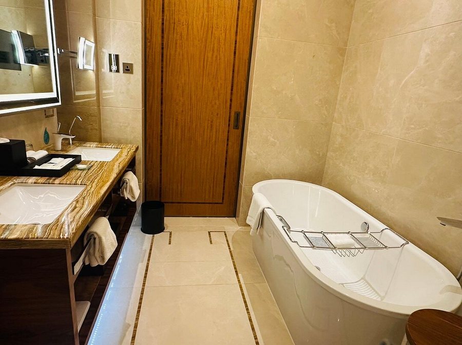 The Royal Garden Kowloon East — Bathroom
