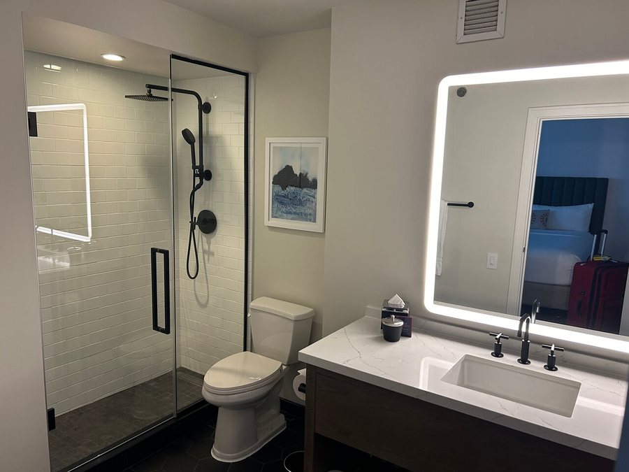 The Royal Sonesta Chicago Downtown — Bathroom