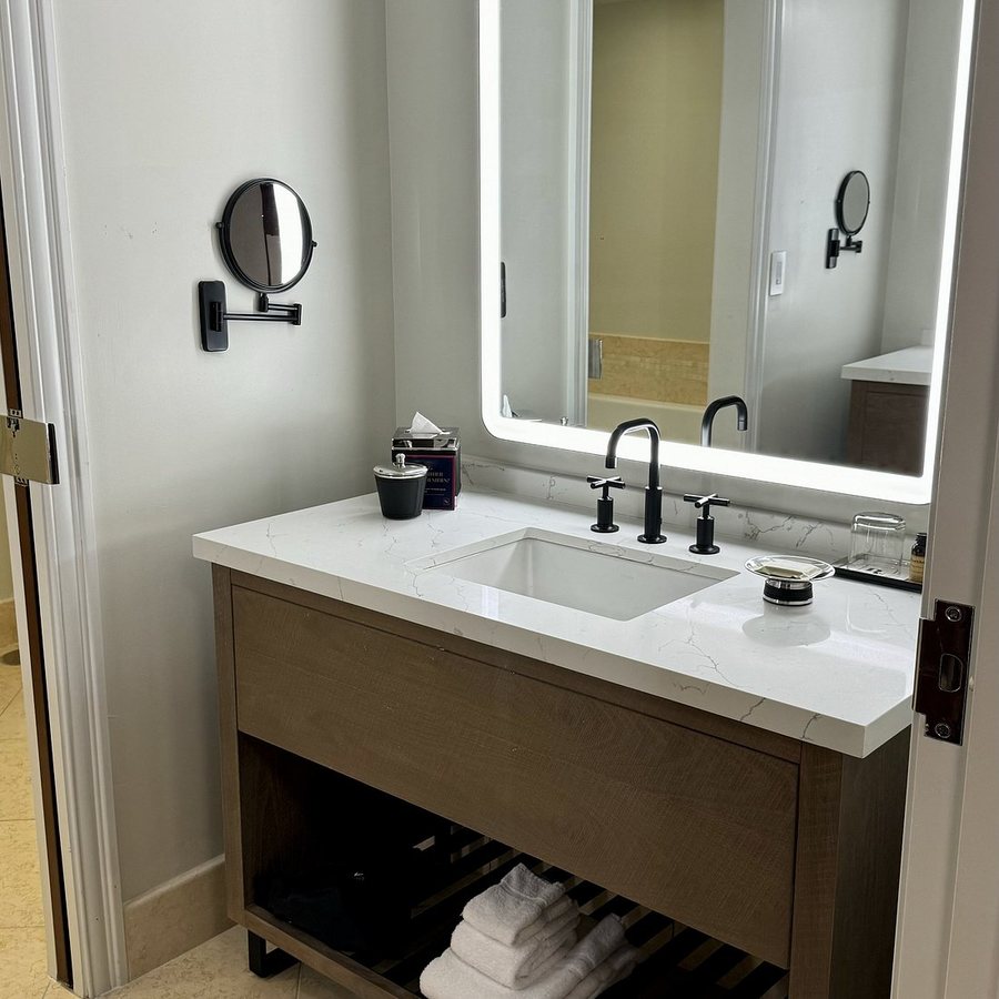 The Royal Sonesta Chicago River North Chicago Illinois — Bathroom