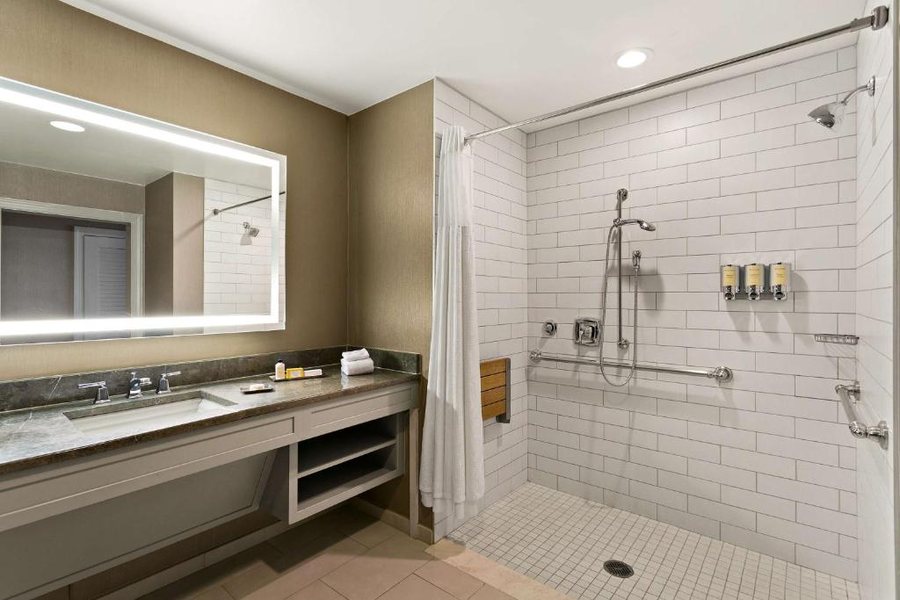 The Royal Sonesta Harbor Court Baltimore — Bathroom