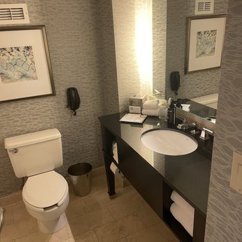 The Royal Sonesta Houston Galleria — Bathroom