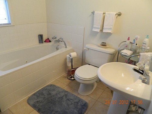The Safe House Bed and Breakfast — Bathroom