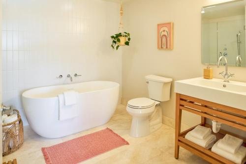 The Saguaro Palm Springs — Bathroom