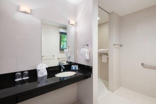 The Saint Hotel Key West Autograph Collection — Bathroom