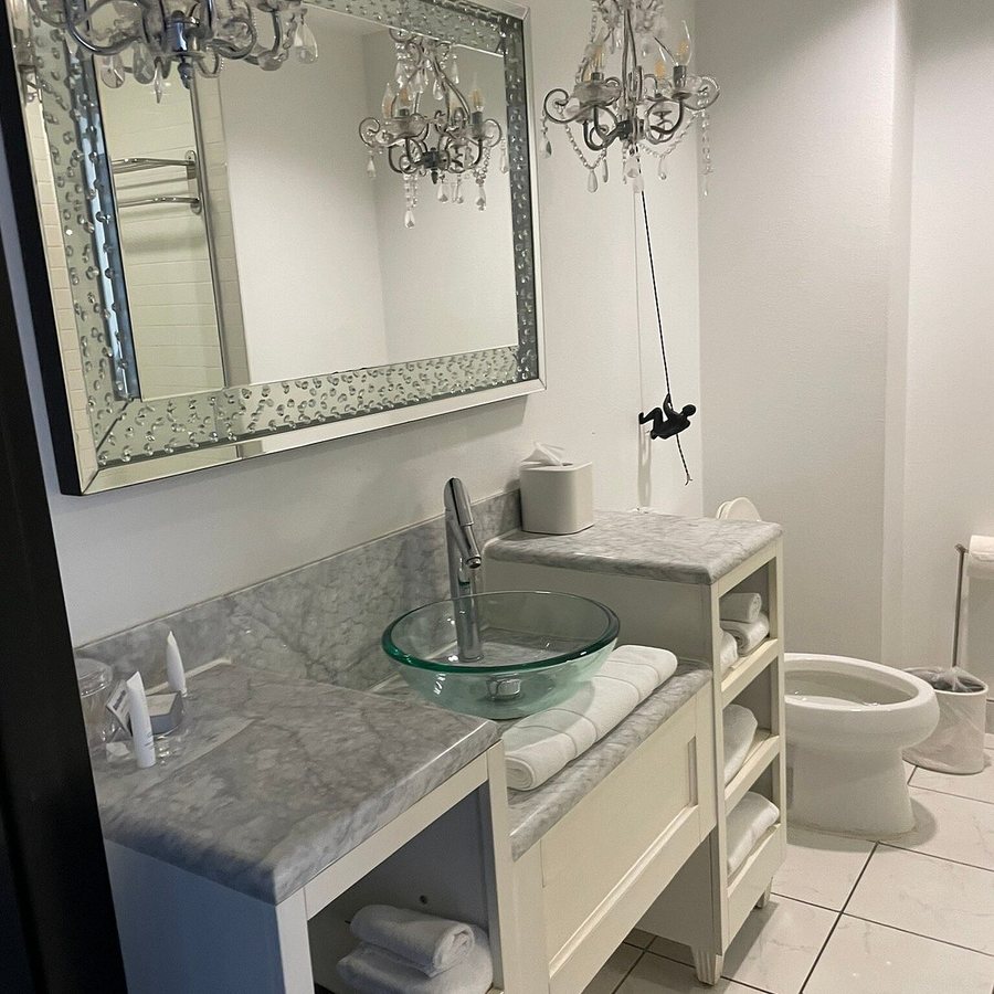 The Saint Hotel New Orleans French Quarter Autograph Collection — Bathroom