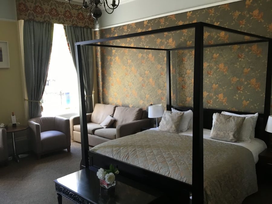 The Salisbury Hotel — Guest room
