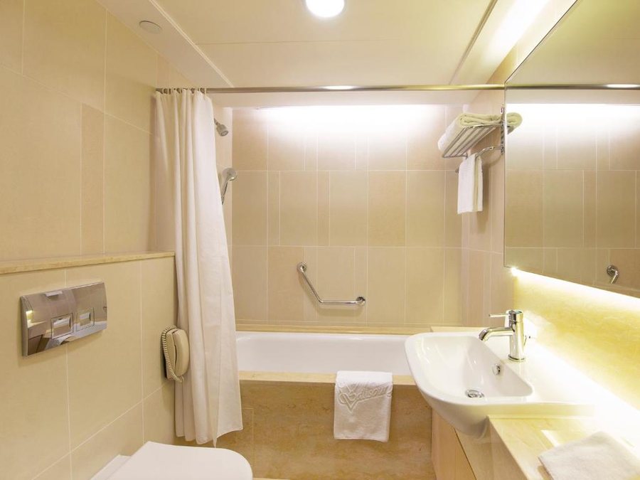 The Salisbury YMCA of Hong Kong — Bathroom