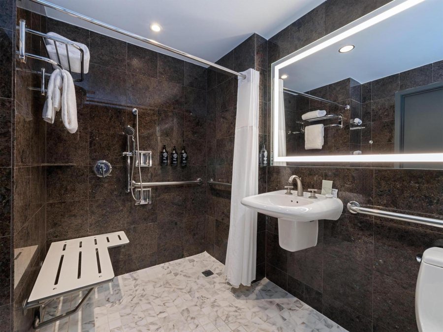 The Sam Houston Hotel Tapestry Collection by Hilton — Bathroom