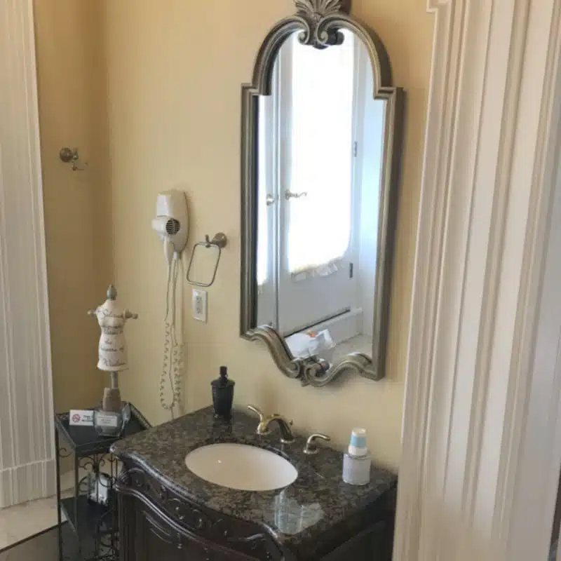 The Samuel Culbertson Mansion Bed and Breakfast Inn — Bathroom