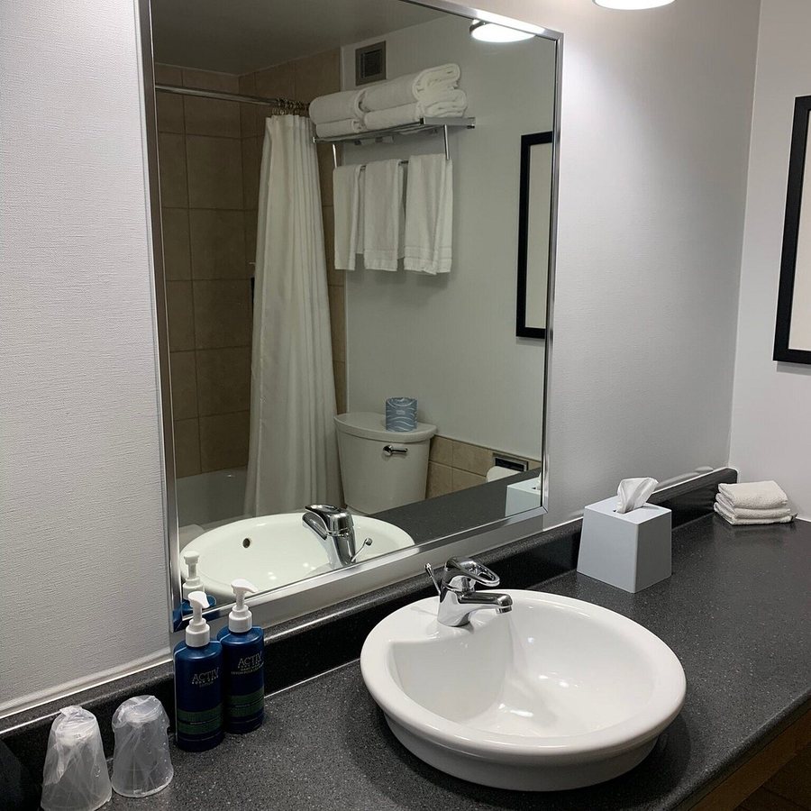 The Samuel Elbert Hotel and Conference Center — Bathroom