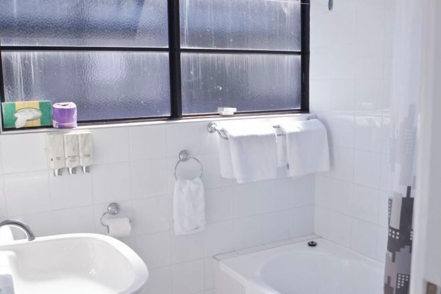 The Savoy Double Bay Hotel — Bathroom