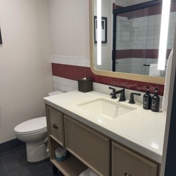 The Scarlet Lincoln a Tribute Portfolio Hotel — Bathroom