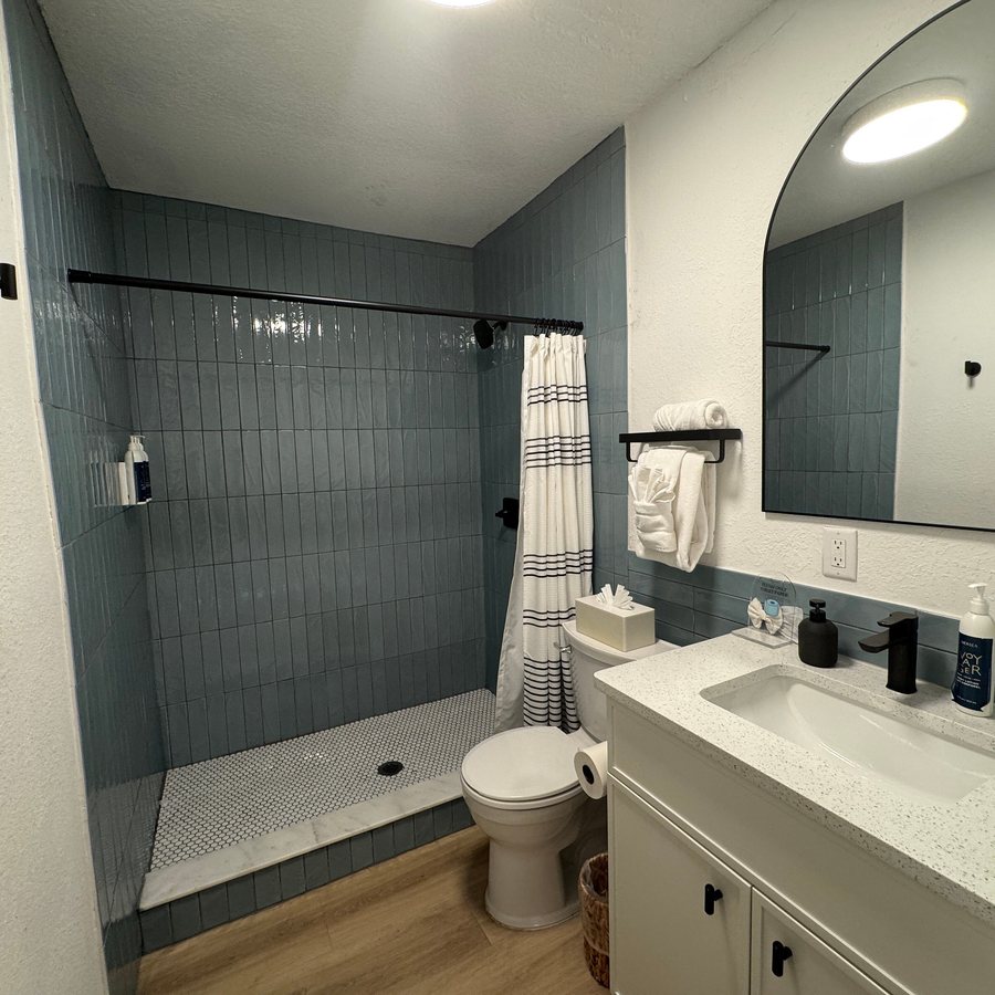 The Sea Spray Resort — Bathroom