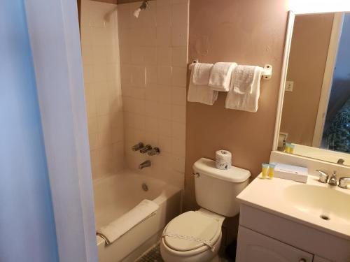 The Seascape Inn — Bathroom