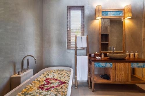The Sebali Penida Beach Resort — Bathroom