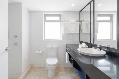 The Sebel Sydney Martin Place — Bathroom