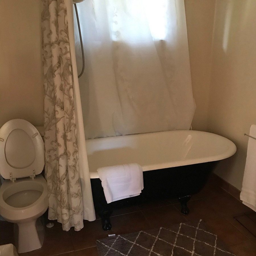 The Secret Garden Bed and Breakfast Los Angeles California — Bathroom