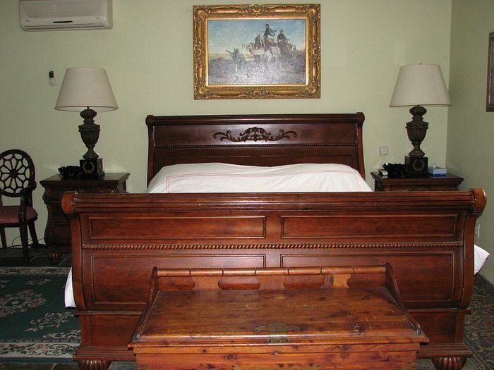 The Secret Garden Bed and Breakfast Los Angeles California — Guest room