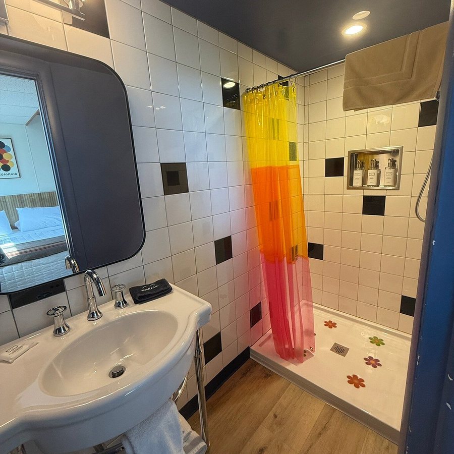 The Sierra Motel — Bathroom