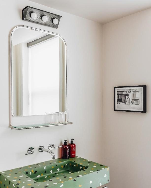 The Siren Hotel Detroit Michigan — Bathroom