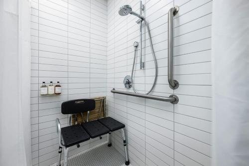 The Skylark A Palm Springs Hotel — Bathroom
