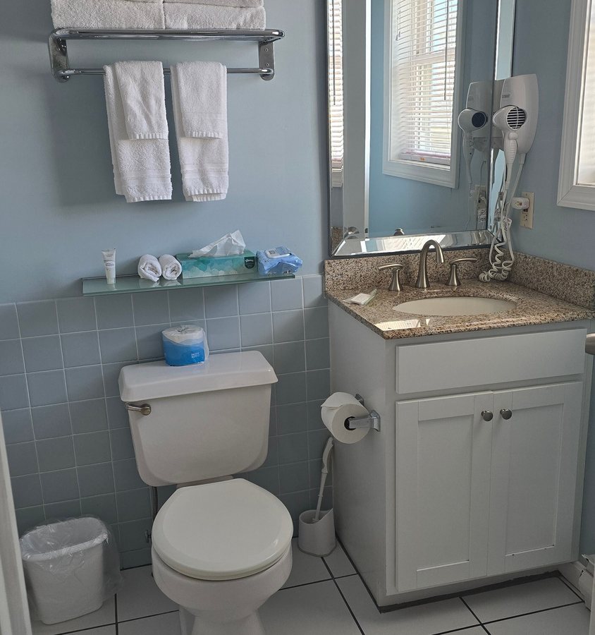 The Skylark Beach Inn — Bathroom