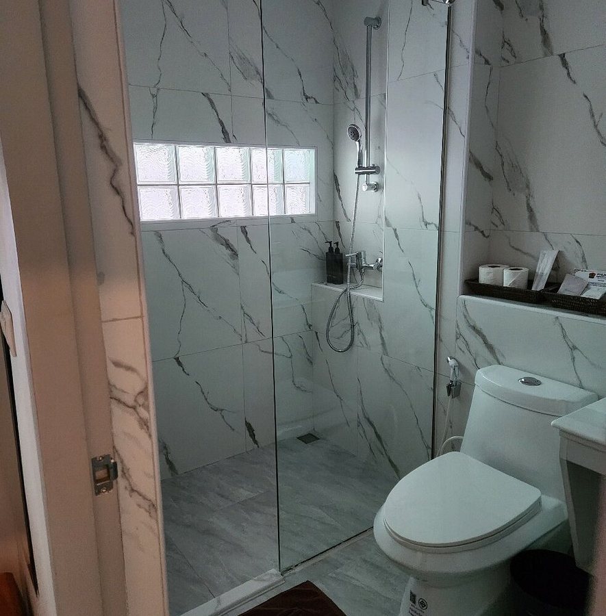 The Snug Airportel — Bathroom