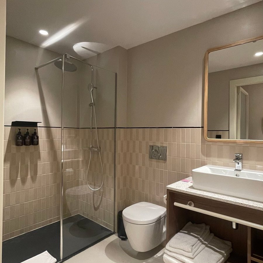 The Social Hub Barcelona Poblenou Barcelona Catalonia — Bathroom