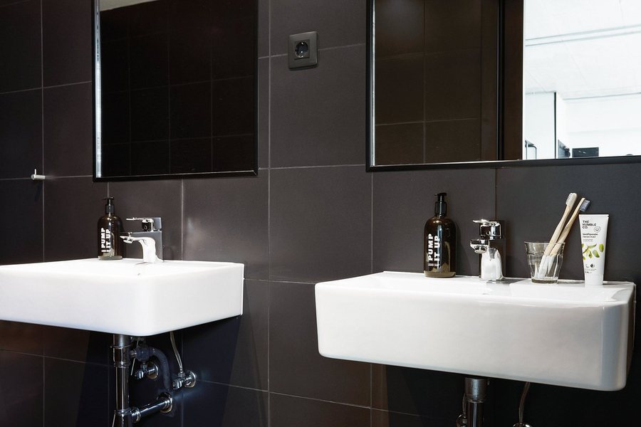 The Social Hub Madrid — Bathroom